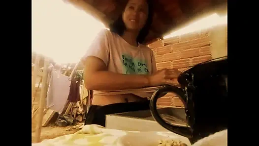 Brittany berührt ihre muschi in der waschküche