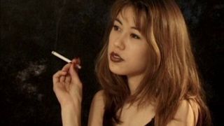 Fofa asiática fumadora