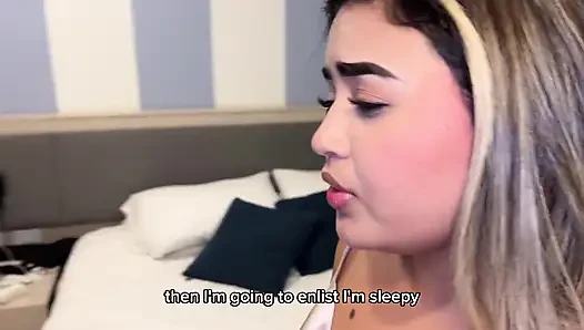 Ich habe mir ein Hotelbett mit meiner Stiefschwester geteilt und alles ist außer Kontrolle geraten