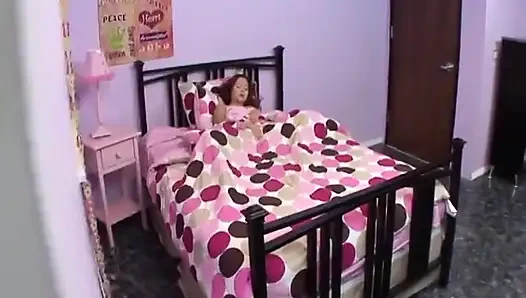 Ateşli kız büyük bir yarağın üzerinde sıkı bir göte biniyor ve amına boşalma