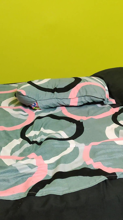 Gadis berhijab yang cantik suka goyangin kontol besar