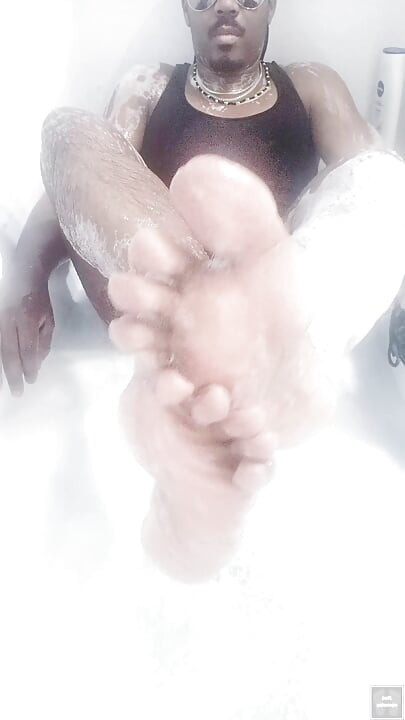 मैं स्नान में अपना शरीर धोता हूं (2025)