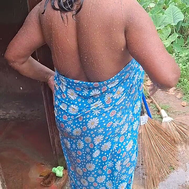 Heiße stiefmutter beim baden im freien