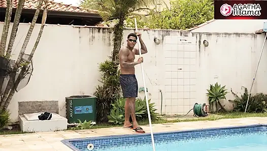 Агата Мама и Луиза Амбиэль в непослушных друзьях, играющих с бассейном BBC в солнечный день