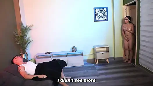 Vollbusige brünette stiefmutter endet dank eines streichs von ihrem stiefsohn nackt