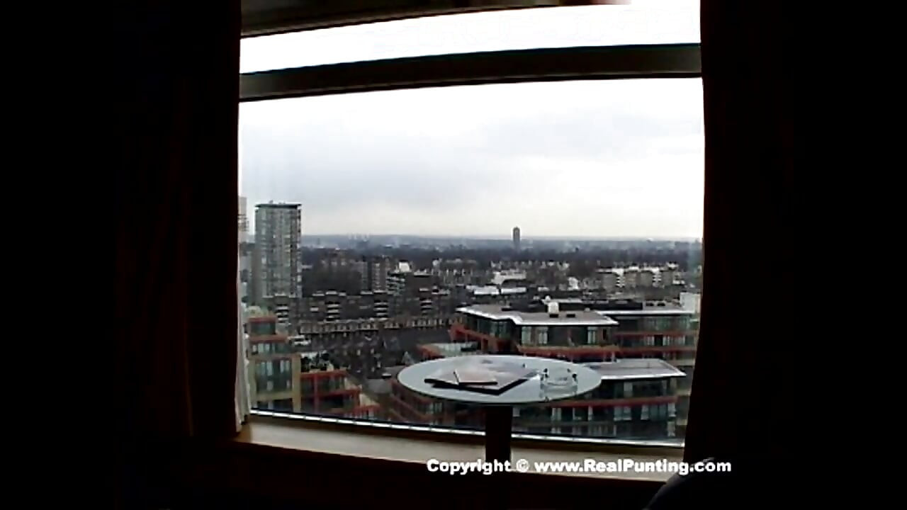 Джей среща тийнейджърката студентка Руби