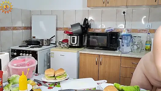Kamera arkası: Mutfağımda çıplak burger yiyorum