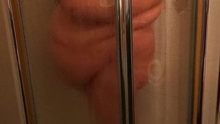 La mia sexy bbw con grande pancia sotto la doccia