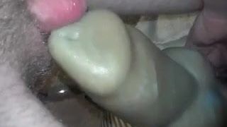Grande clítoris masturbándose