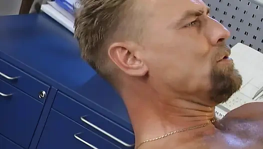 Sarışın Bomba Büyük Yarağı aç Bir Şekilde Gırtlağına Kadar Alıyor