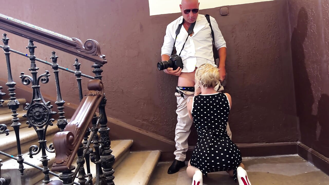 Motemodell får rumpa SMASHED av fotograf!