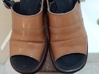 Éjaculation sur des sandales à talons carrés marron à bout ouvert. miam