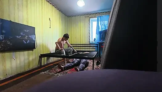 Kamera arkası, kesilmemiş. Yeni bir seks yatağı inşa ediyoruz