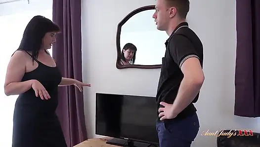 Auntjudysxxx - 45 yaşındaki büyük memeli ev hanımı Janey üvey oğlunun arkadaşını baştan çıkarıyor