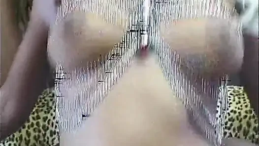 Tante seksi dominan ini lagi asik ngentot pakai tali pengikat dan sepong kontol sampai menetes