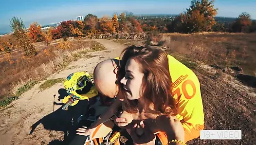 ANAL KASAR DI SEPEDA MOTOR KOTOR. MIA BANDINI