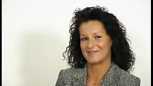Retro deutsche milf trägt strümpfe, während sie ihre muschi und ihren arsch tief dildo macht