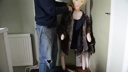 Bella'nın güzel taklit kürk mantosunu yok etmek