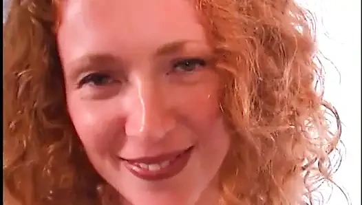 Verspielte rothaarige gibt sinnlichen blowjob