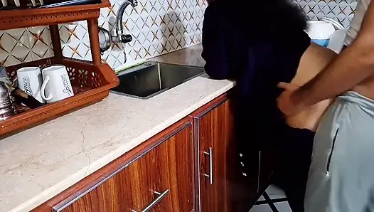 Hintli koca mutfakta karısıyla seks yapıyor