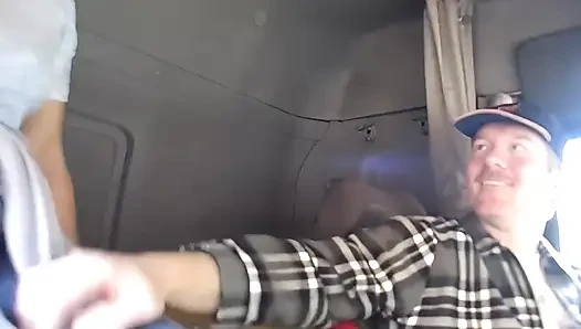 Cewek nakal rambut pirang dengan stoking jala lagi asik sampai dicrot di muka