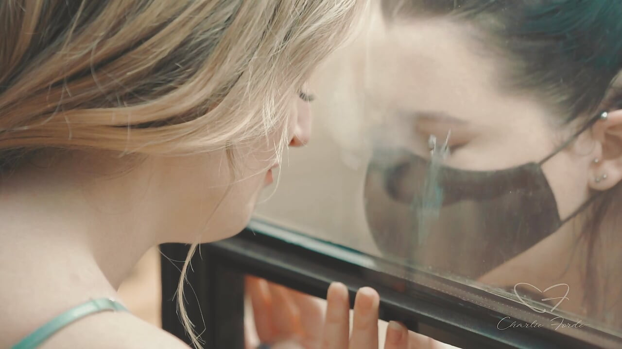 Bölünmüş başrolde Charlie Forde, astrid love