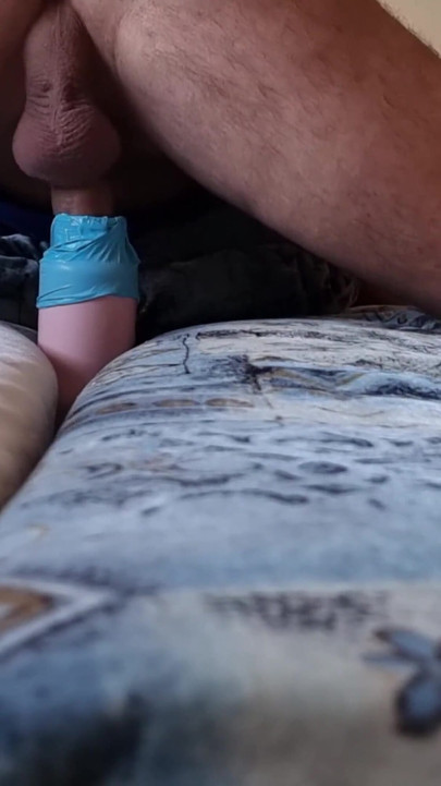 Orgasme menjerit ke sarung tangan getah dalam pasu