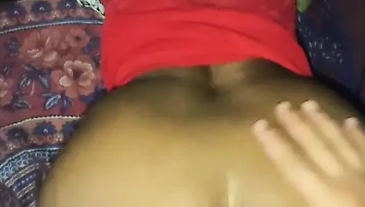 Adik tiriku nyepong kontolku. Mulutku enak banget. Dan ngentot