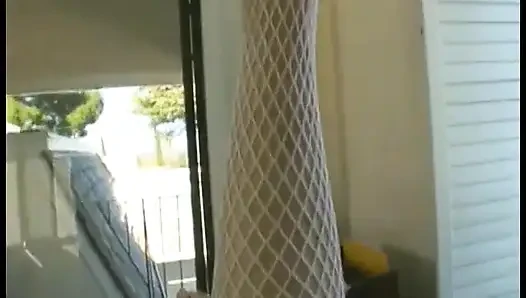 Ayak fetişi olan sarışın bebek yapay penisle tek başına mastürbasyon yapıyor