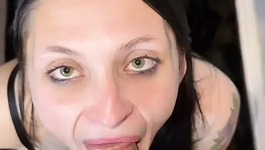 Шлюховатая белая девушка получает полный рот большого черного члена