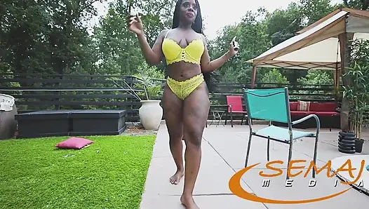 Semaj media - selebriti jalan-jalan di pinggir kolam renang!