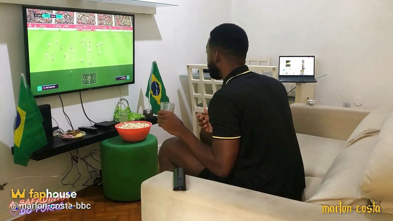 Seks ogląda mecz Mistrzostw Świata w futbolu amerykańskim