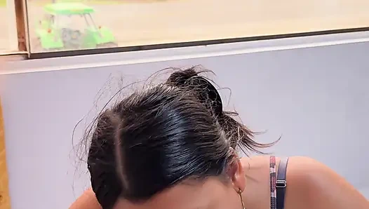 Dia suka melompatku ke penisku sementara semua orang pergi melalui jendela