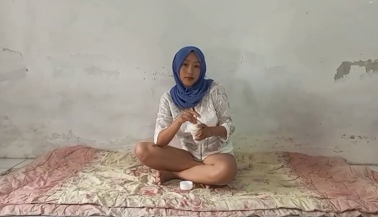 فتاة الحجاب الفلبينية اللعنة مع فرنك بلجيكي اللسان والتمتع