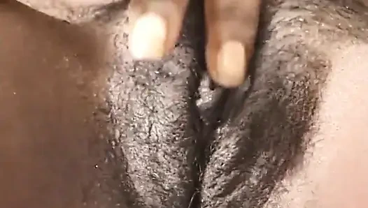 Remaja ebony berbulu mengisap kontol putih