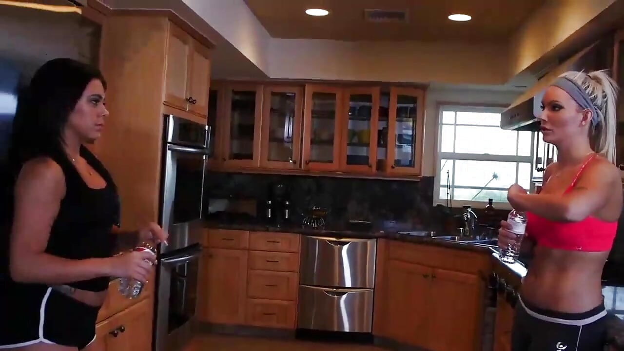 女同性恋在训练后舔逼