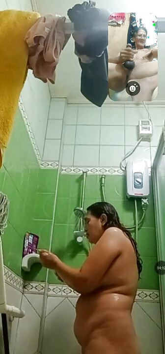 Assy taking a bath .i cum to her for seeing nude