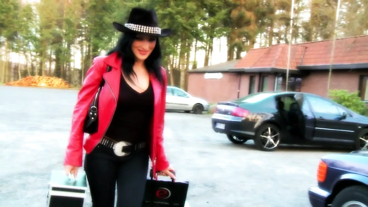 Alisha Sweet穿着内衣和高跟鞋挑逗