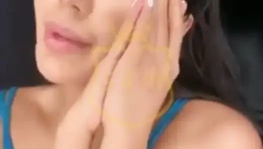 Самая сексуальная шалость, обнаженная на незнакомце, показывающая ее мокрую киску