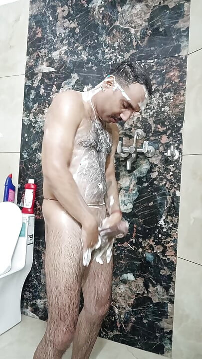 Indisk polis får dusch och masterbation show