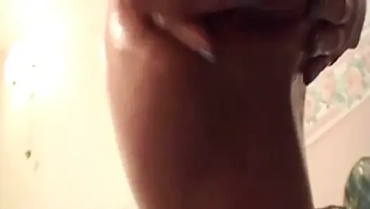 Cewek hot rambut cokelat lagi asik muasin memeknya pakai dildo warna merah