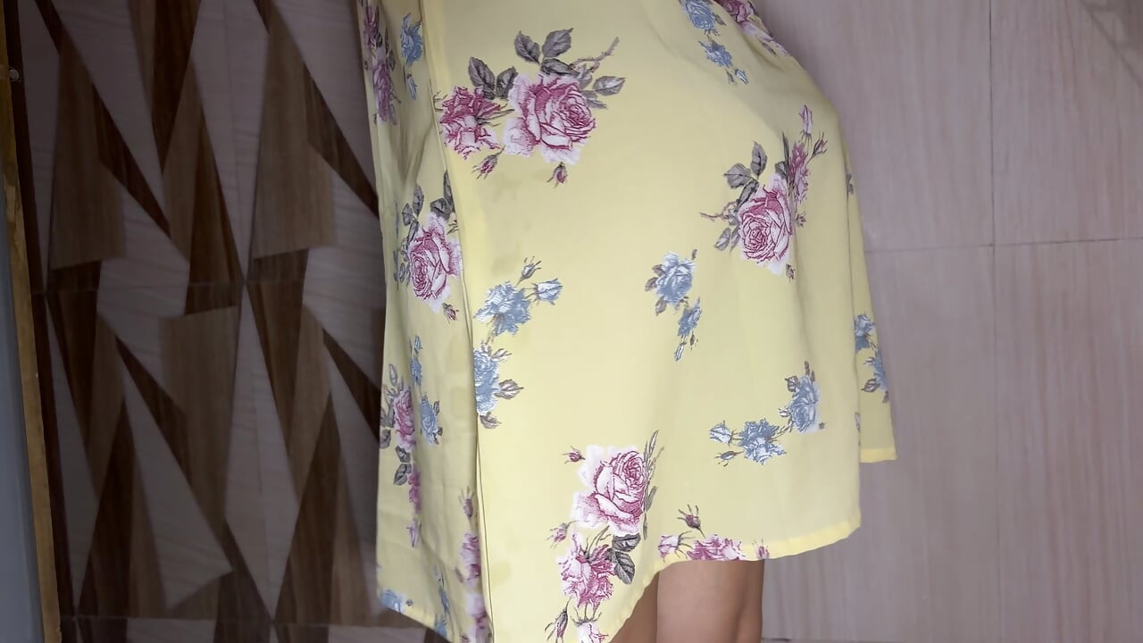 Rabuda indiana menina diariamente, rotina de limpar buceta e fazer xixi