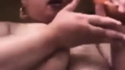 Свинья принимает колбасу в горло