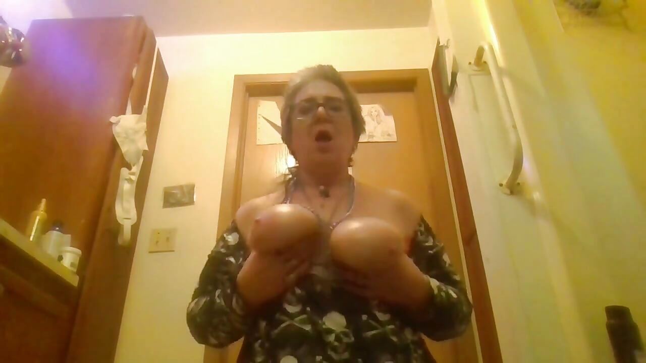 Nueva modelo intenta strip tease y tocarse con enormes consoladores