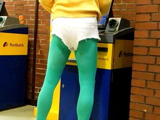 Hotpants putih dan pantyhose hijau di kantor publik.