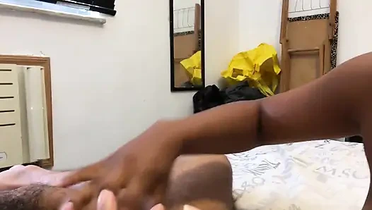 Üvey kız tükürerek sidik suyunu içiyor