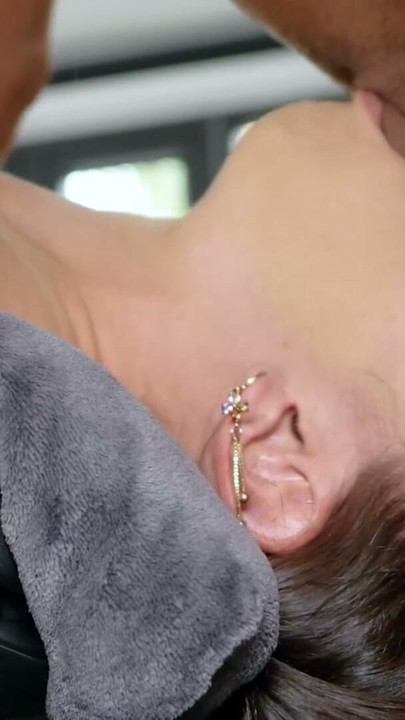 Ο νέος τρόπος του χειροπράκτη να φτιάξει τον λαιμό μιας πουτάνας είναι το σκληρό βαθύ λαρύγγι | Clip 2