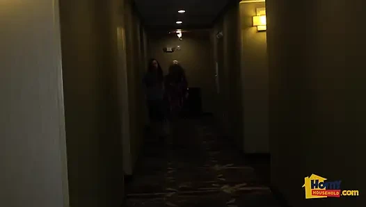 Сексуально ублажающая грудастая мачеха