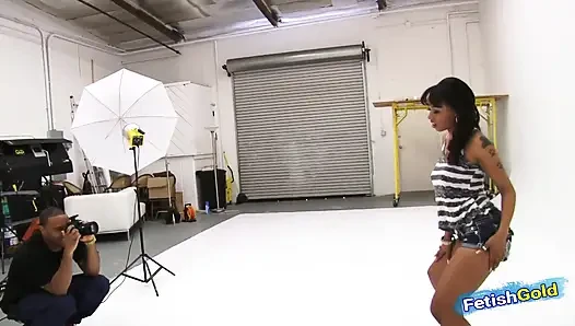 Seksi esmer fotoğraf çekiminin ardından azgın fotoğrafçı tarafından sert sikiliyor