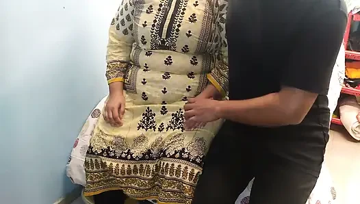 Пасынок посещает комнату мачехи, пока она одна